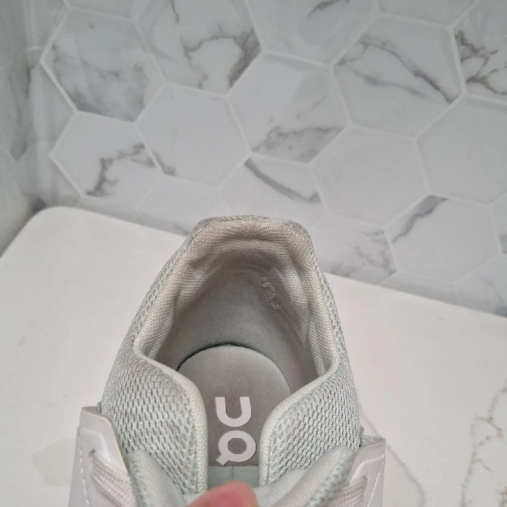 On Running The Roger Advantage White Leather Trainer Running Shoes Womens Size 7 - Picture 8 of 15